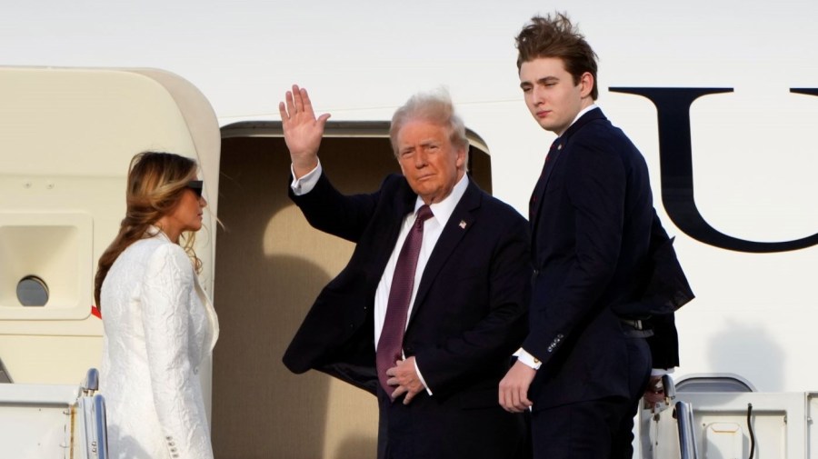 Trump arrives in Washington for inauguration