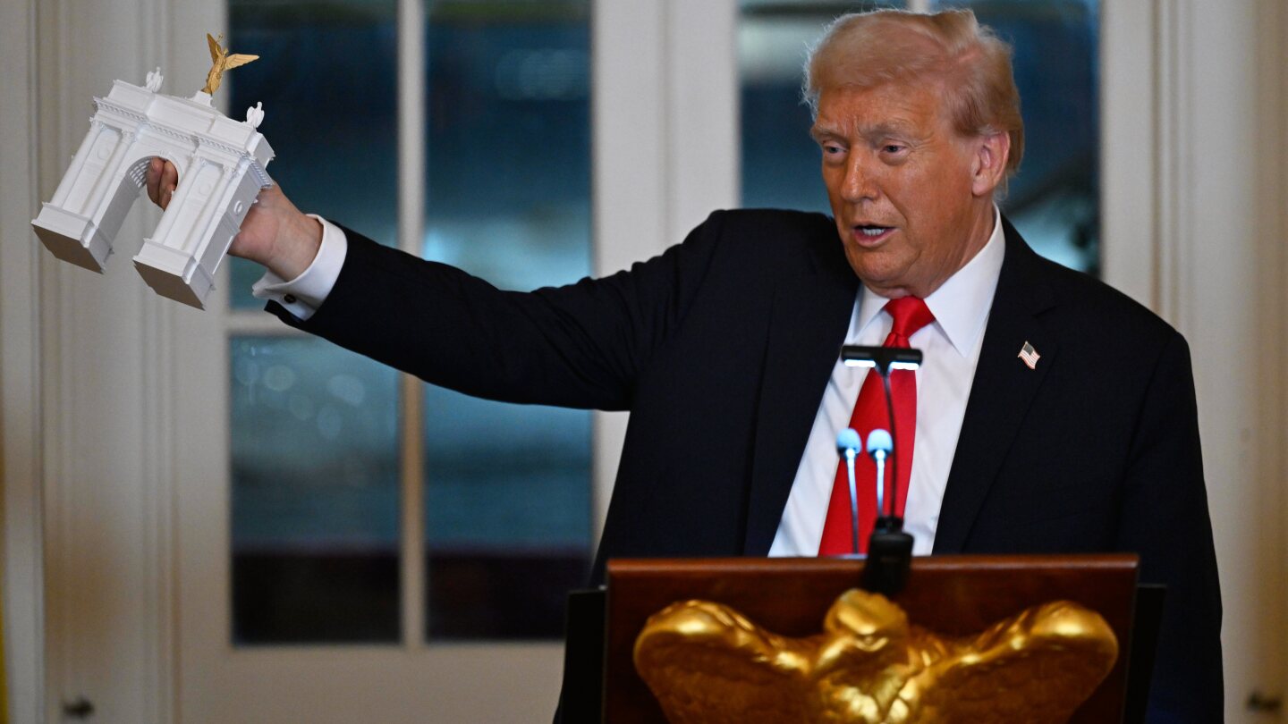 Trump hosts dinner for donors to new White House ballroom