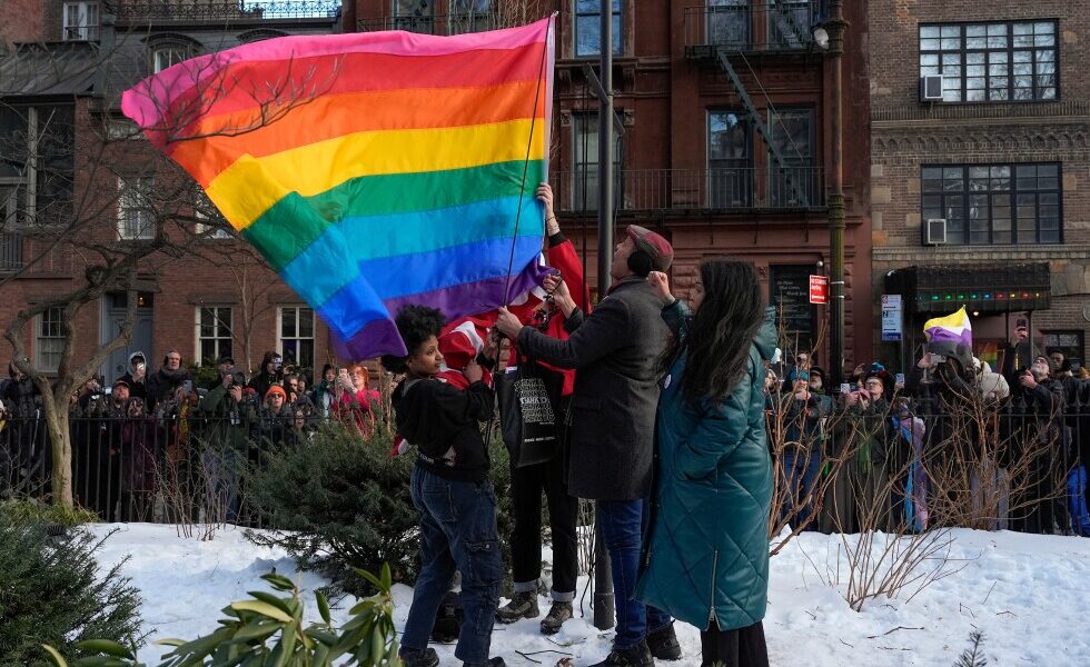 Feds to keep flying rainbow Pride flag at NY Stonewall monument…