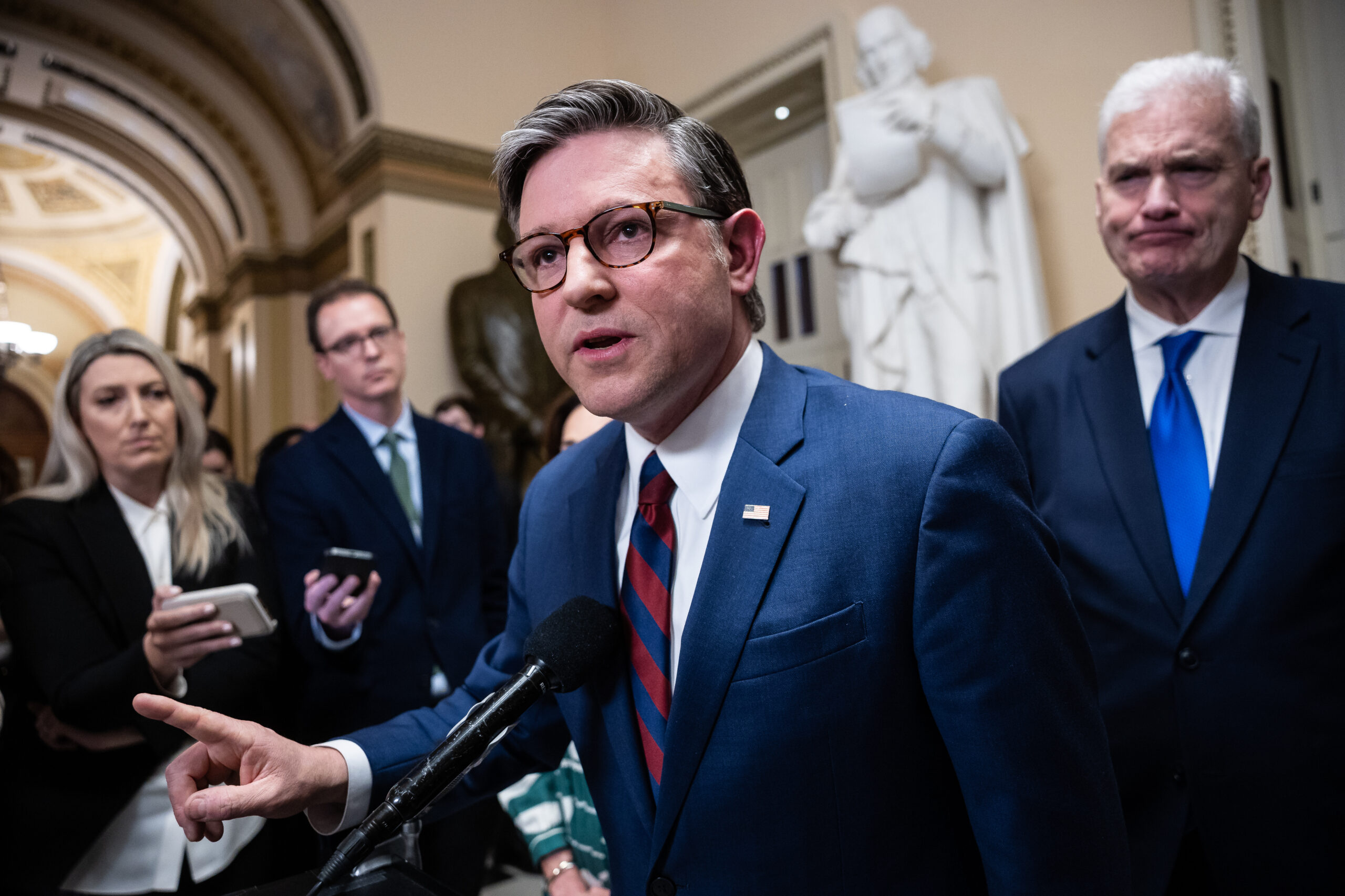 Republicans, White House considering warrant-related amendment in high-stakes FISA talks