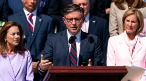 Republicans move forward on last-minute spy powers deal, teeing up late-night vote