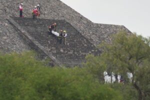 Gunman at historic pyramids in Mexico kills 1, injures 13