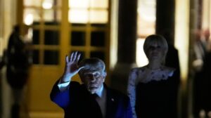 Trump signs Iran deal amid criticism